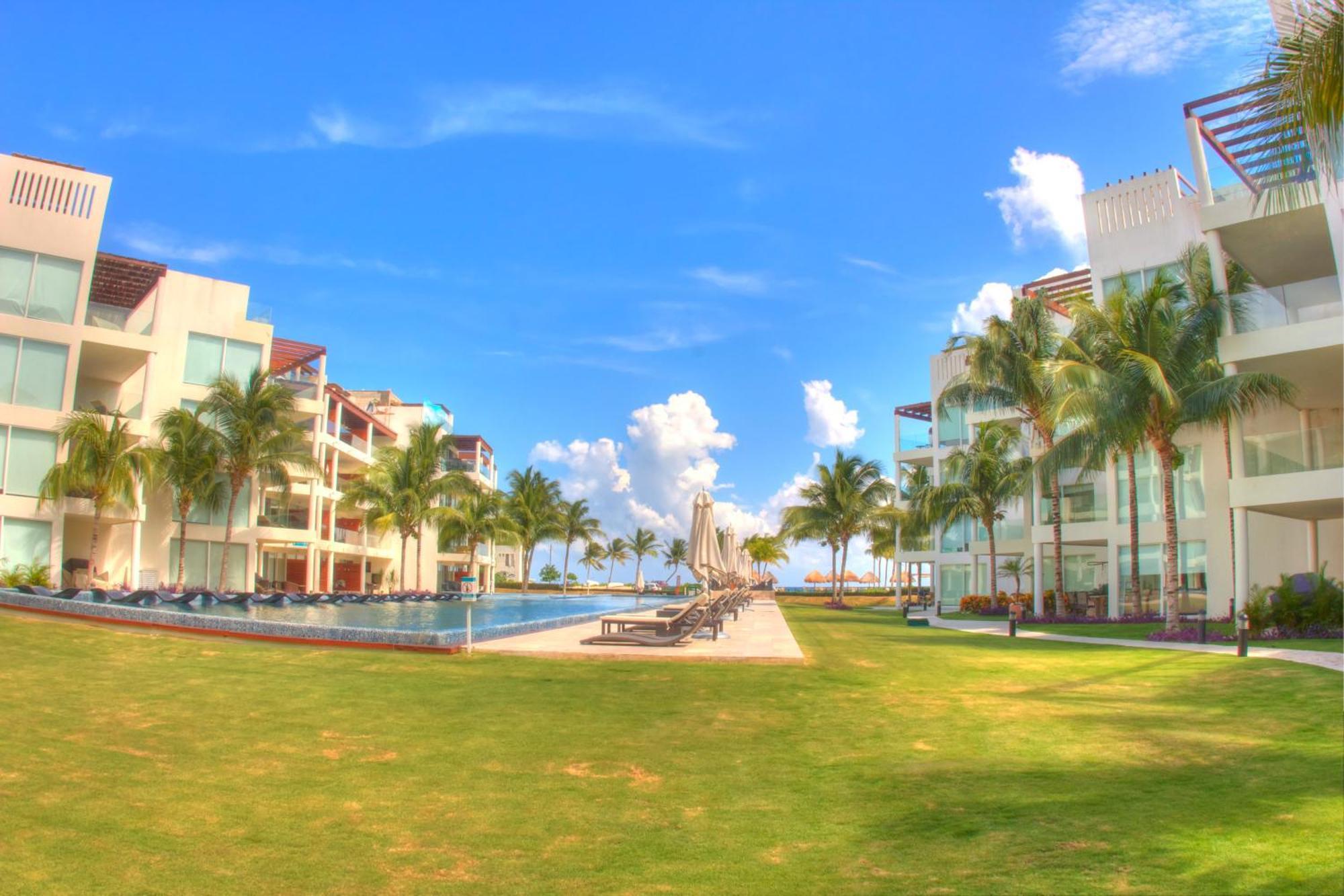 The Elements Oceanfront & Beachside Condo Hotel Playa del Carmen Exterior photo