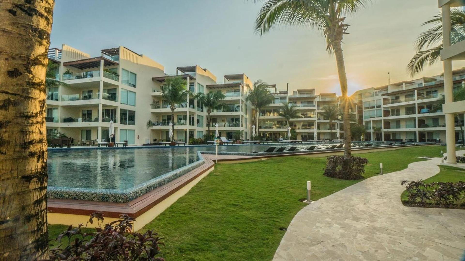 The Elements Oceanfront & Beachside Condo Hotel Playa del Carmen Exterior photo